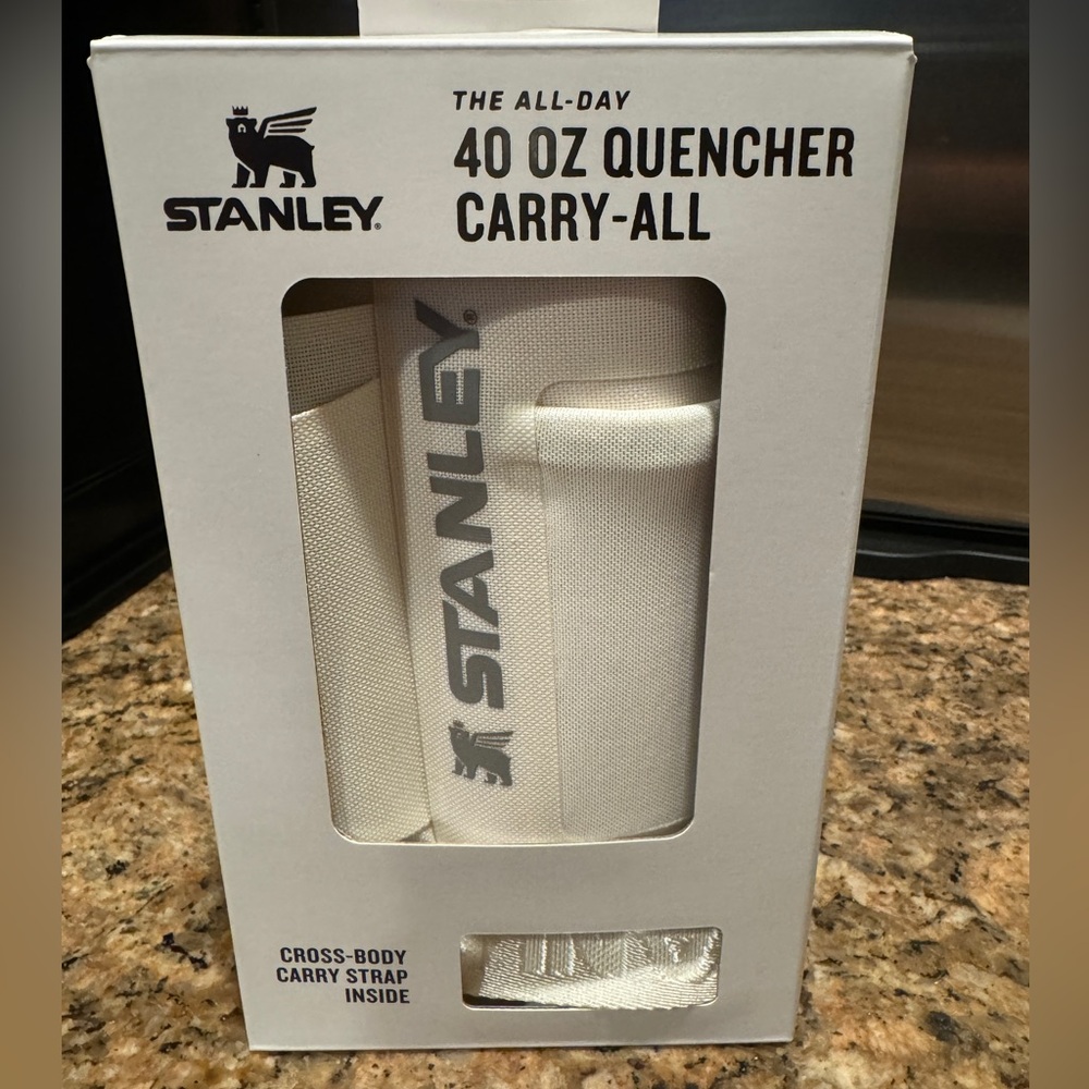 Stanley carry all 40oz quencher cream NWT